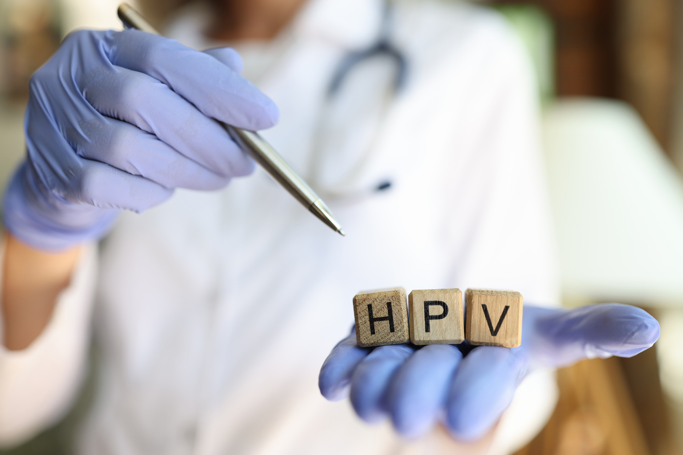 Quem tem HPV pode ter relações com preservativo? Esclareça suas dúvidas